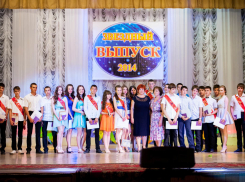 В Волгодонске девятиклассники получили аттестаты зрелости - фоторепортаж из школы №9