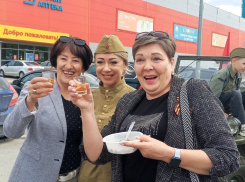 Горожане поздравляли друг друга, пели о Победе и танцевали вальс: как прошел праздник у ДК имени Курчатова