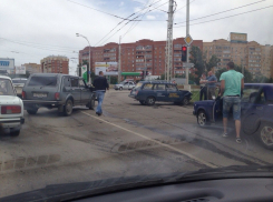 В Волгодонске на путепроводе «четверка» выехала на встречку и врезалась в «Ниву»