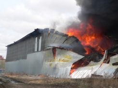 В Мартыновском районе произошел крупный пожар на складе