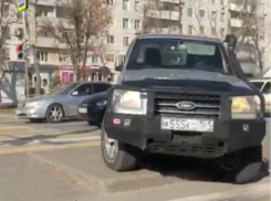 В Волгодонске водитель «Форда» решил объехать пробку через бордюр и «зебру»