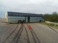 Уходил от столкновения с трактором: подробности ДТП с автобусом недалеко от Волгодонска