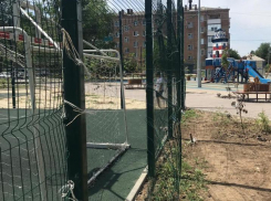 Двор по комфортной городской среде в Волгодонске пришел в негодность всего за два месяца 