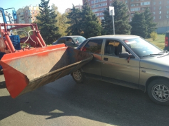 Трактор «поцеловал» ВАЗ-2110 в бок на проспекте Строителей