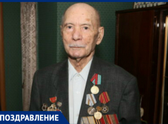 Ветерана ВОВ и участника Белорусской операции Владимира Анненкова наградили памятным знаком 