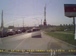  В Волгодонске проехавшая на красный свет «Toyota» врезалась в «BMW» (ВИДЕО)