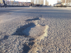 В Волгодонске на капитально отремонтированной месяц назад улице Карла Маркса появились ямы