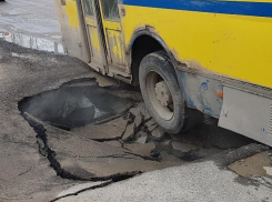 В Волгодонске из-за порыва трубы под рейсовым автобусом провалился асфальт