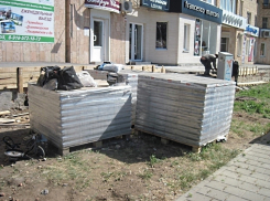 Одним позорным фасадом меньше - в Волгодонске продолжили обновлять парапет на Строителей, 2