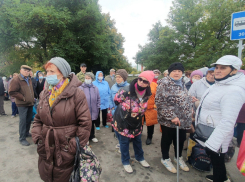 Высокое давление у водителя стало причиной задержки дачного рейса и бунта пенсионеров в Волгодонске