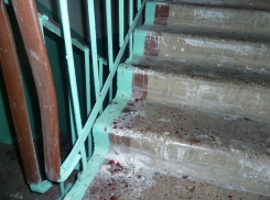 В Волгодонске в подъезде жилого дома нашли истекающего кровью мужчину