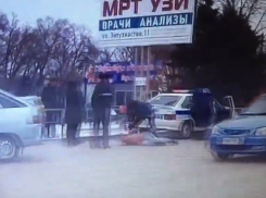 Лежащий на проезжей части полуголый парень в окружении полиции в Волгодонске попал на видео 