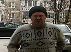 Волгодонец пометил фекалиями двери на подъезде многоквартирного дома