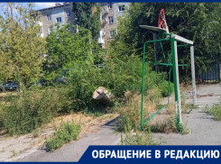 «Опасно для жизни»: жители Пионерской, 179 просят огородить разрушенную детскую площадку