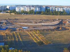 Строители пошли на штурм серповидного холма в Молодежном парке