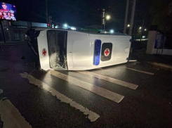 «Скорая» с беременной пассажиркой из Цимлянского района опрокинулась в донской столице