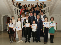 15 школьников из Волгодонска получили именные стипендии 