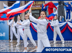 Танцы, флаги и улыбки: яркий концерт в честь Дня народного единства прошел в Волгодонске