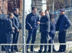 На месте нападения мужчины на школьниц в Волгодонске проводятся следственные мероприятия