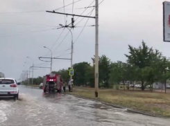 К борьбе с последствиями ливня в Волгодонске подключили МЧС  