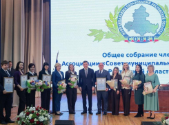  «Муниципальный Оскар» уехал в Волгодонск: губернатор вручил награду сотруднице администрации города Наталье Пановой  