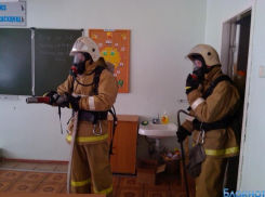 Пожарные эвакуировали из школы 850 человек