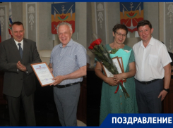Отдали медицине Волгодонска более 40 лет: в администрации чествовали юбиляров Виктора Дорохова и Галину Антропову