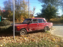 В Волгодонске в результате ДТП ВАЗ-2106 оказался в кустах