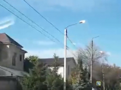 В полдень дороги Волгодонска дополнительно подсвечивают уличным освещением