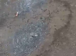 Текущая из под асфальта вода затопила проезжую часть на Ленина 