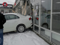 На Курчатова автомобиль без водителя протаранил магазин