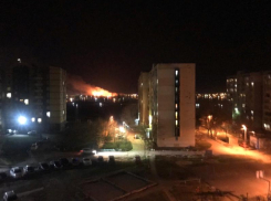 Огненное пламя высотой в несколько метров охватило Красный Яр