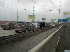 Тройное ДТП на путепроводе осложнило движение