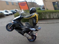 Подростки на скутерах катаются по аллеям парка и распугивают мам с детьми − читатель