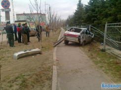В Цимлянске в День космонавтики водитель авто почувствовал себя «летчиком» и  «влетел» в забор