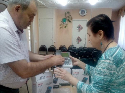 Телефоны с речевым выходом получили инвалиды по зрению в Волгодонске