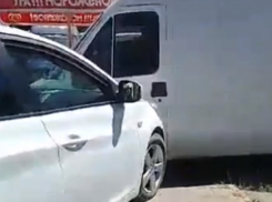 Перепутал педали: водитель иномарки въехал в припаркованный грузовик в Волгодонске