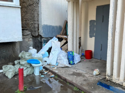 Штраф до 30 000 рублей грозит управляющей компании «Первая оконная» за мусор на придомовой территории