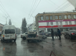 В Волгодонске у драмтеатра столкнулись «Опель» и «Хендай»
