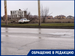 «Либо в поворот не вписался, либо по прямой не проехал»: житель Волгодонска озадачен, как автомобиль оказался в куче сухих веток