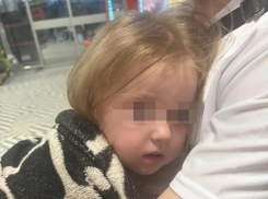 Родители найдены: стало известно, как двухлетняя малышка оказалась ночью одна на улице 
