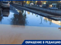 «Проколола здесь уже два колеса»: разбитая улица Горького в Волгодонске ушла под воду
