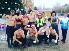Полуголые волгодонцы пробежали в мороз 6 километров по центру города 
