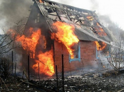 В одном из крупнейших садоводств Волгодонска ночью сгорела дача 