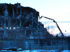 Пустырь рядом с руинами хлебозавода в Волгодонске остался без покупателей