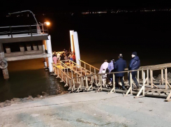 Волгодонцы начали окунаться в крещенскую купель с полуночи