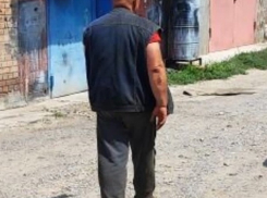 «Ест собак и носит с собой нож»: волгодонец отлавливает животных и держит их в своем гараже
