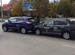 Во время тест-драйва по Волгодонску водитель разбил «Ниссан Альмера» и «помял» «Ниссан Кашкай»
