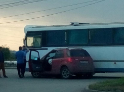 Автобус и иномарка попали в ДТП, не поделив поворот на Жуковском шоссе