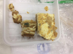 Пирожное с плесенью заставили купить обманом волгодончанку в одном из магазинов